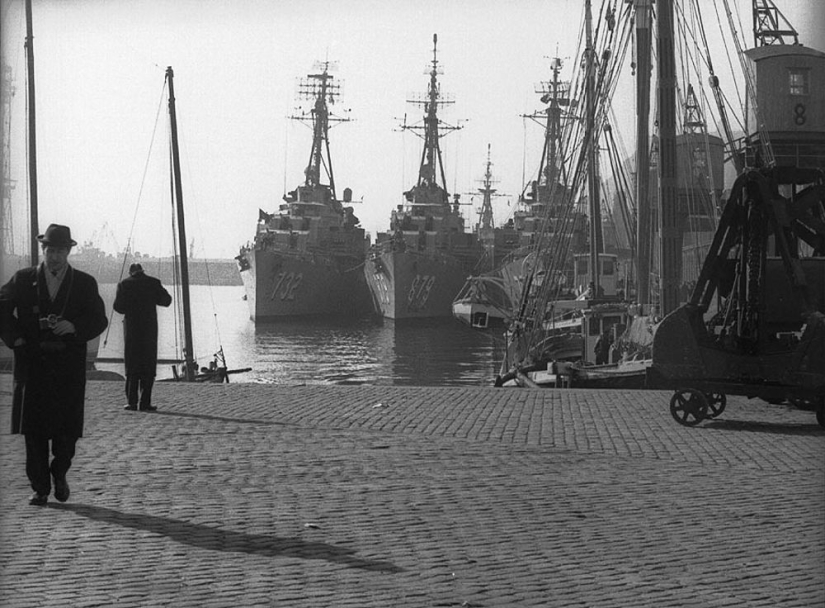 A tourist bought an envelope at a flea market, where he found negatives from an unknown genius
