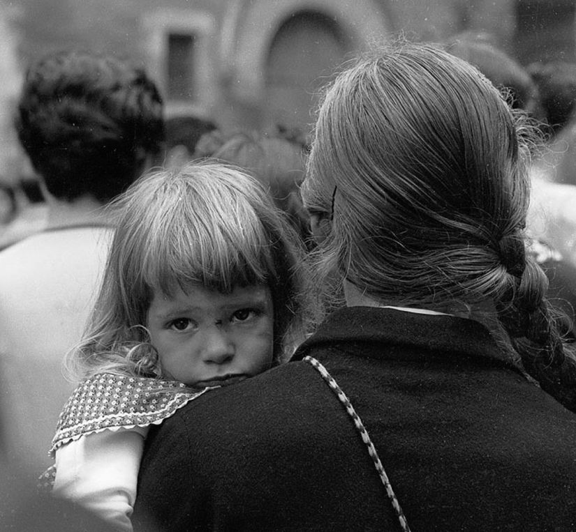 A tourist bought an envelope at a flea market, where he found negatives from an unknown genius