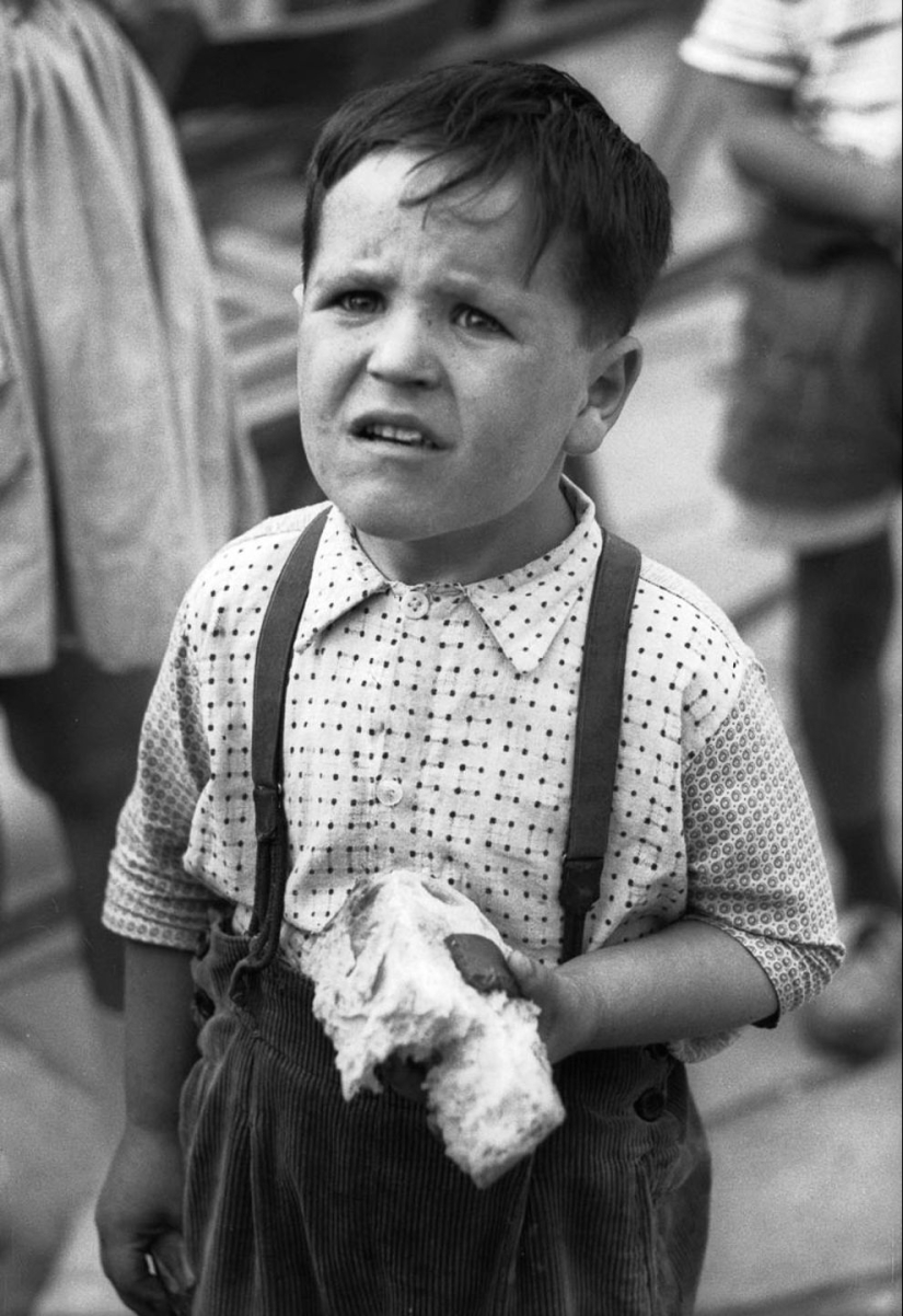 A tourist bought an envelope at a flea market, where he found negatives from an unknown genius