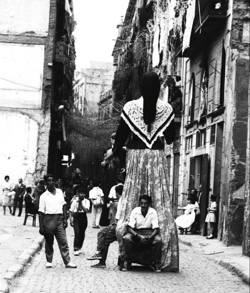 A tourist bought an envelope at a flea market, where he found negatives from an unknown genius