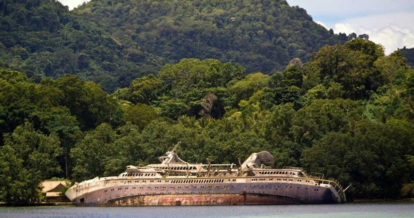 Abandonado en medio del paraíso: el crucero se hizo famoso en todo el mundo tras el accidente Abandonado en medio del paraíso: el crucero se hizo famoso en todo el mundo tras el accidente
