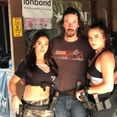 After himself: Keanu Reeves never touches the people photographed After himself: Keanu Reeves never touches the people photographed