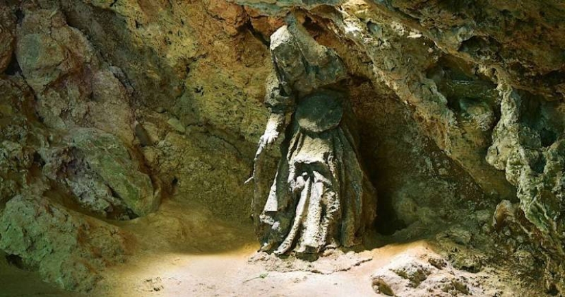 Agua Muerta: Por Qué el Pozo de la Madre Shipton Convierte las Cosas en Piedra