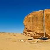 Al-Naslaa es una roca mística con una falla perfecta en medio del desierto árabe Al-Naslaa es una roca mística con una falla perfecta en medio del desierto árabe