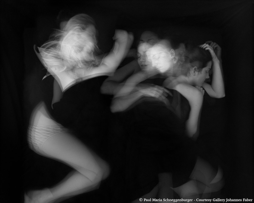 An intimate photo project about how we move when we sleep together