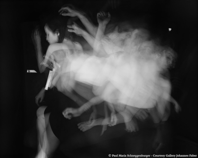 An intimate photo project about how we move when we sleep together