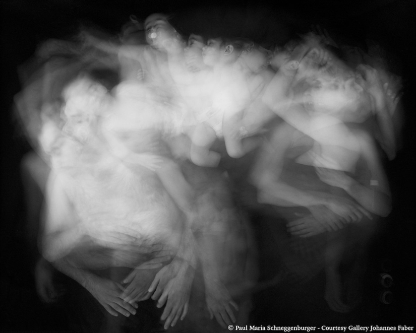 An intimate photo project about how we move when we sleep together