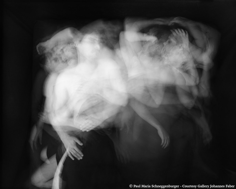 An intimate photo project about how we move when we sleep together