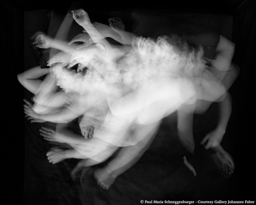 An intimate photo project about how we move when we sleep together
