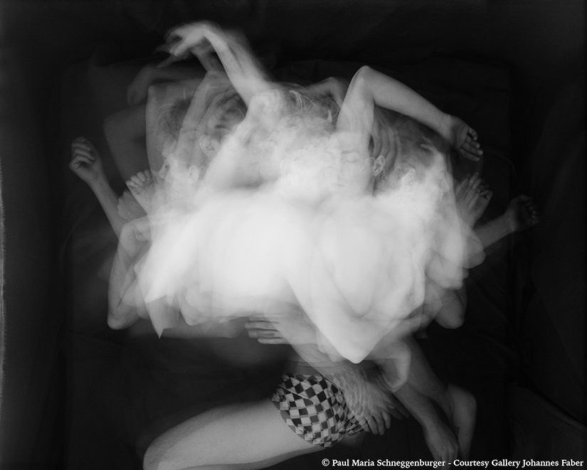 An intimate photo project about how we move when we sleep together