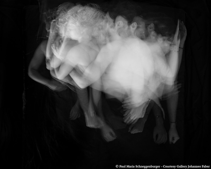 An intimate photo project about how we move when we sleep together
