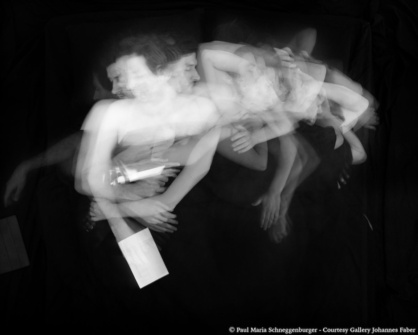 An intimate photo project about how we move when we sleep together