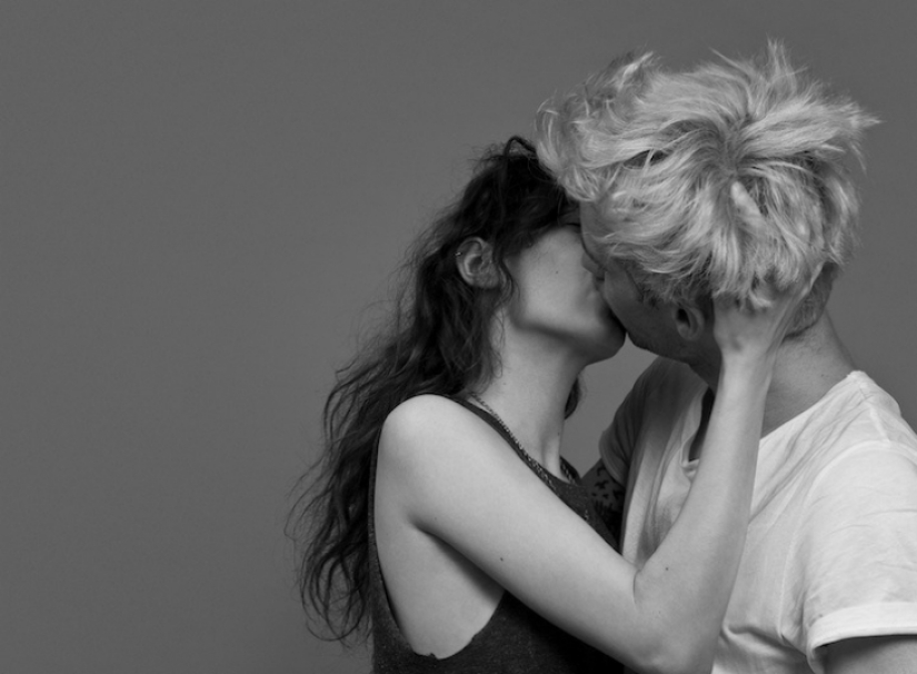 Are the photos just friends or a couple in love? Photo project about a kiss by Ben Lamberti