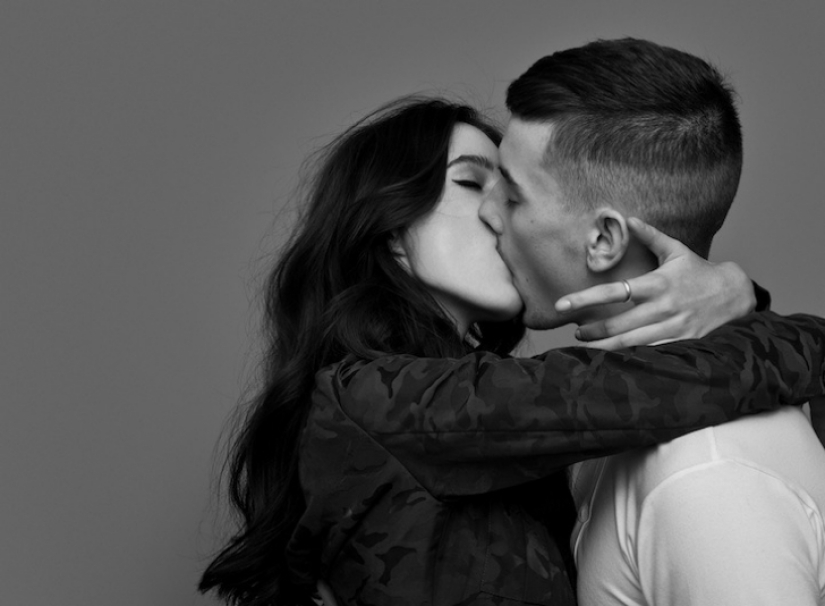 Are the photos just friends or a couple in love? Photo project about a kiss by Ben Lamberti