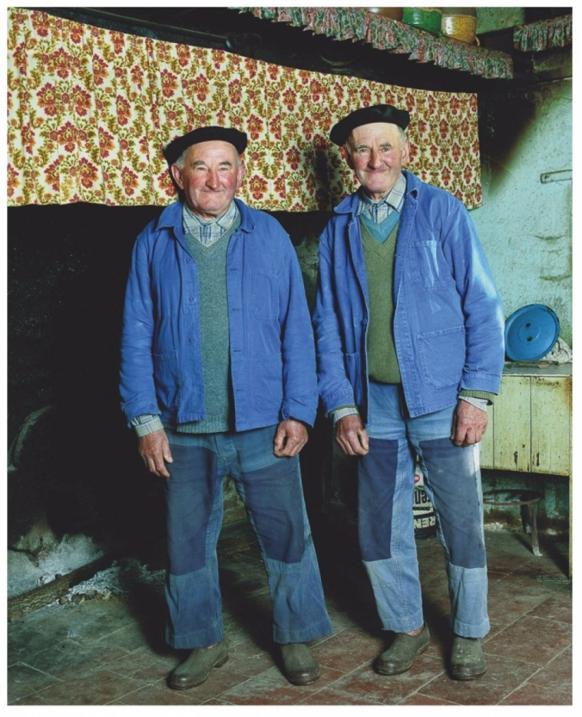 Are the two from the casket the same face? How do twins differ from each other Are the two from the casket the same face? How do twins differ from each other