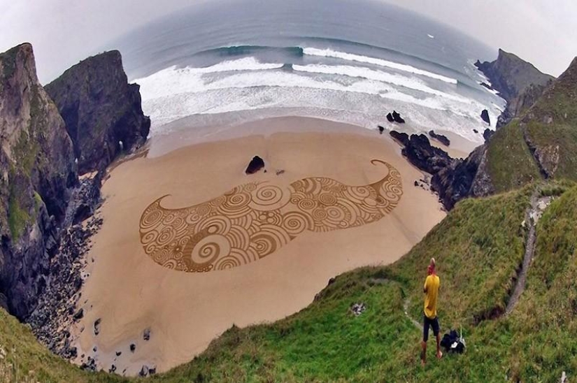 Art for an Hour – Tony Plant and his paintings on the sand