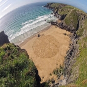 Art for an Hour – Tony Plant and his paintings on the sand Art for an Hour – Tony Plant and his paintings on the sand