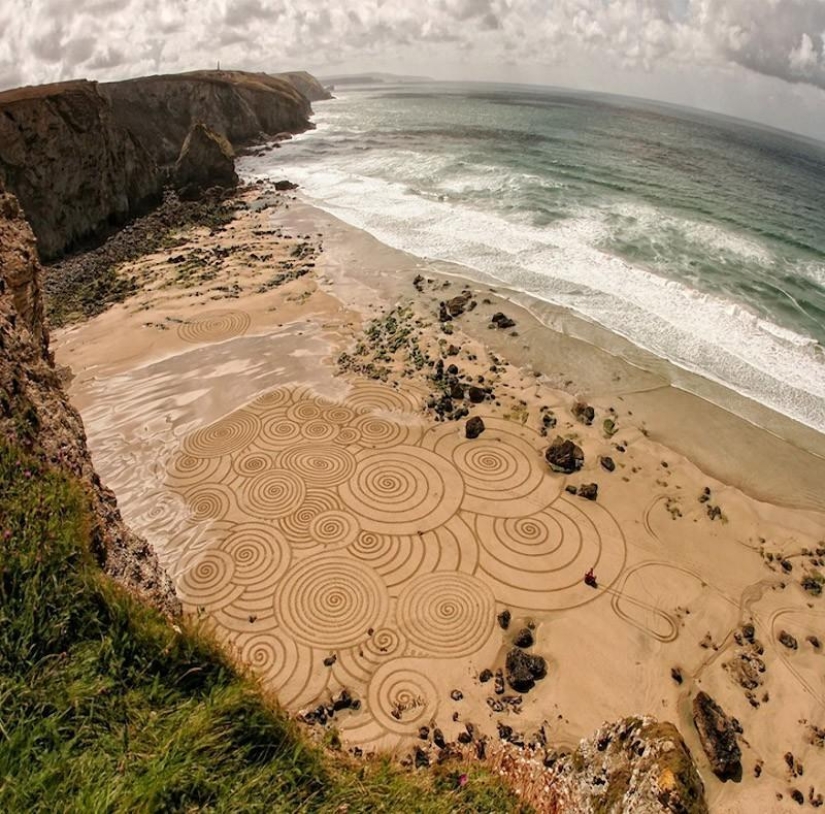 Art for an Hour – Tony Plant and his paintings on the sand