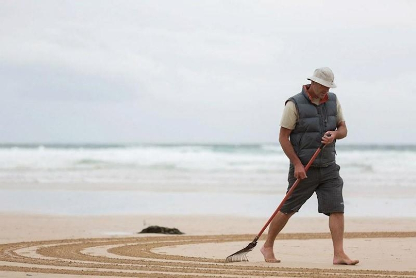Art for an Hour – Tony Plant and his paintings on the sand
