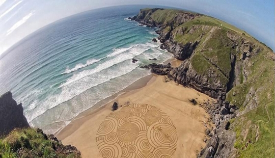 Art for an Hour – Tony Plant and his paintings on the sand Art for an Hour – Tony Plant and his paintings on the sand