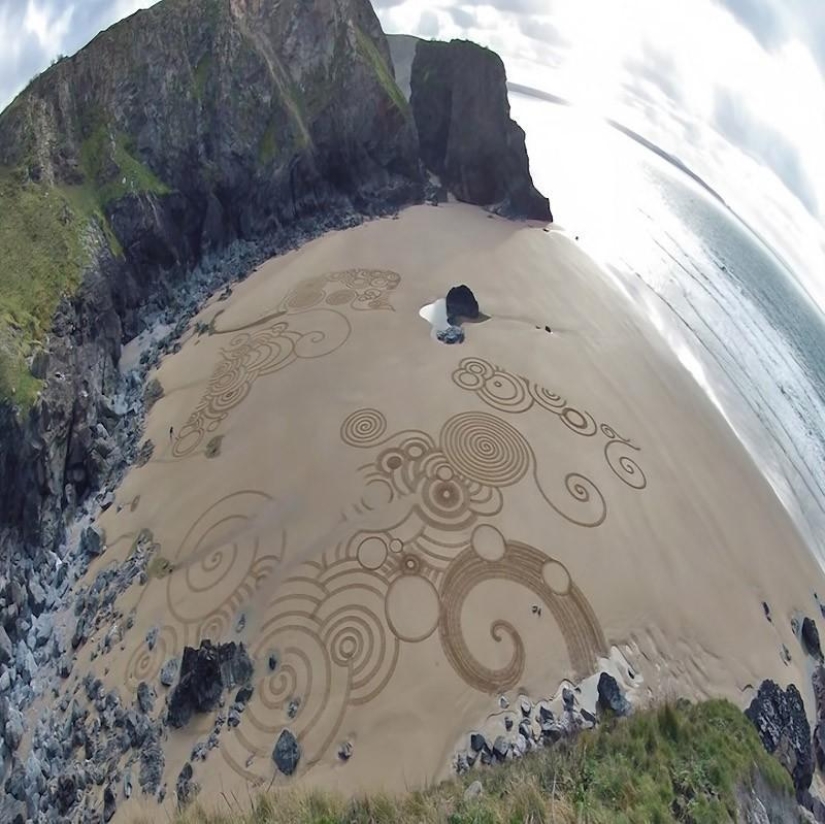 Art for an Hour – Tony Plant and his paintings on the sand