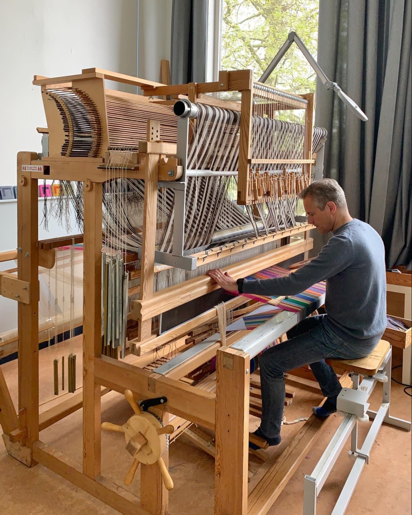 Artista crea hipnóticos textiles geométricos que parecen tridimensionales