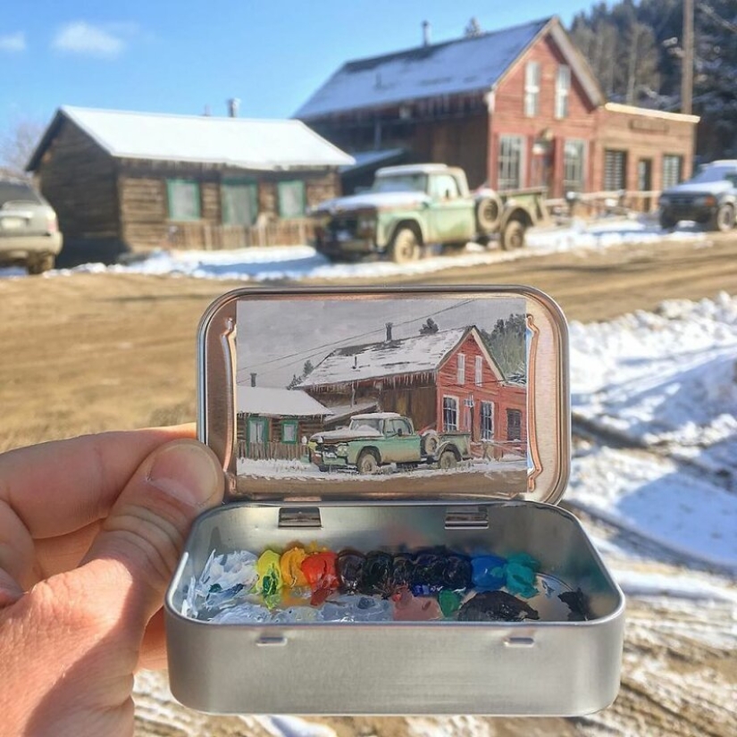 Artista dibuja las miniaturas de los paisajes en las cajas del caramelo
