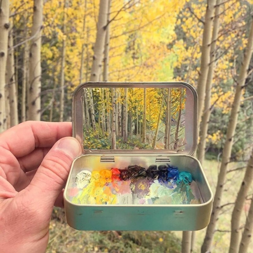 Artista dibuja las miniaturas de los paisajes en las cajas del caramelo