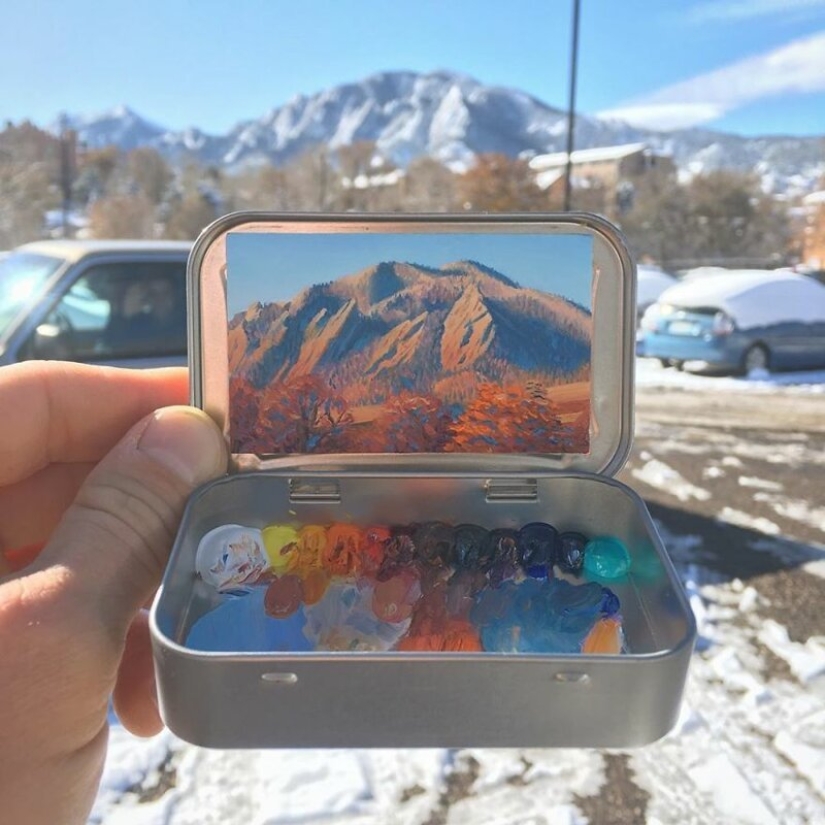 Artista dibuja las miniaturas de los paisajes en las cajas del caramelo