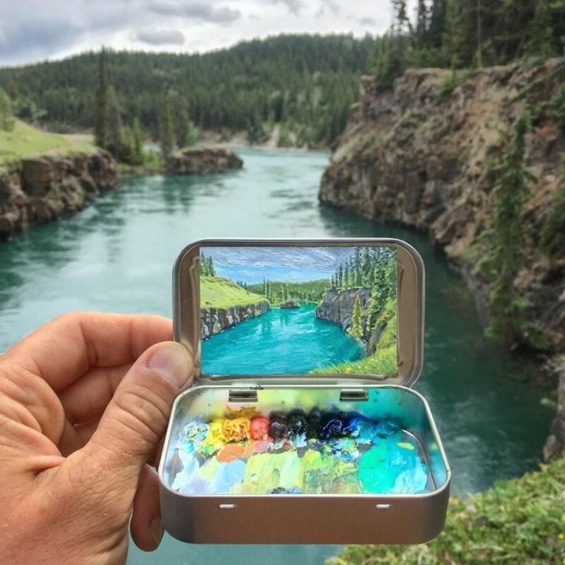 Artista dibuja las miniaturas de los paisajes en las cajas del caramelo
