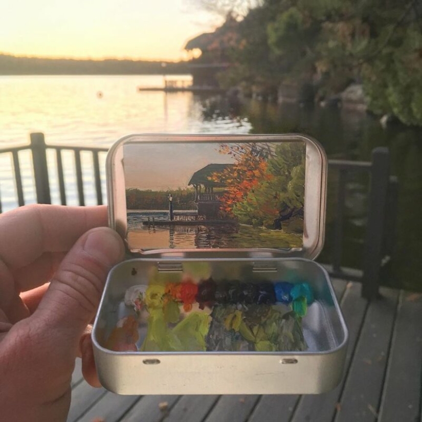 Artista dibuja las miniaturas de los paisajes en las cajas del caramelo