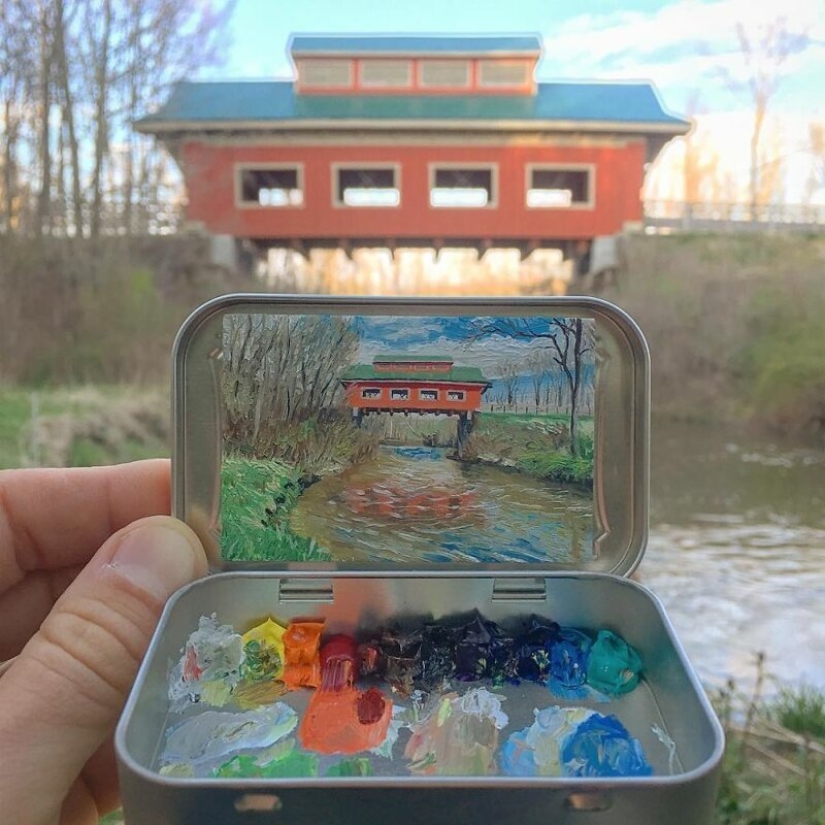 Artista dibuja las miniaturas de los paisajes en las cajas del caramelo
