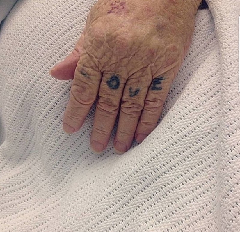 Así es como cambia un tatuaje a lo largo de más de cuarenta años