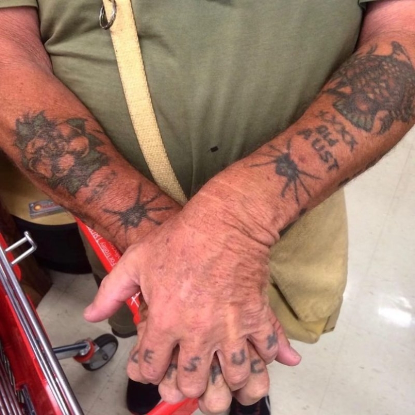 Así es como cambia un tatuaje a lo largo de más de cuarenta años