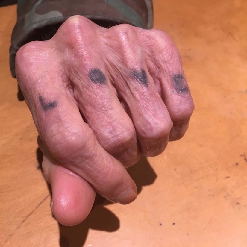 Así es como cambia un tatuaje a lo largo de más de cuarenta años