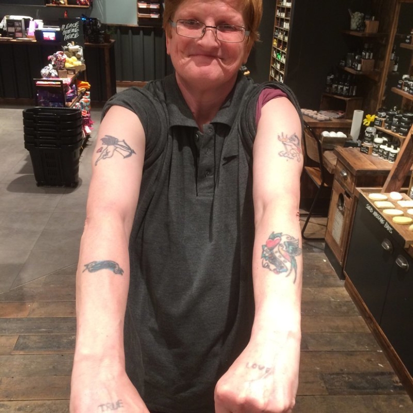 Así es como cambia un tatuaje a lo largo de más de cuarenta años