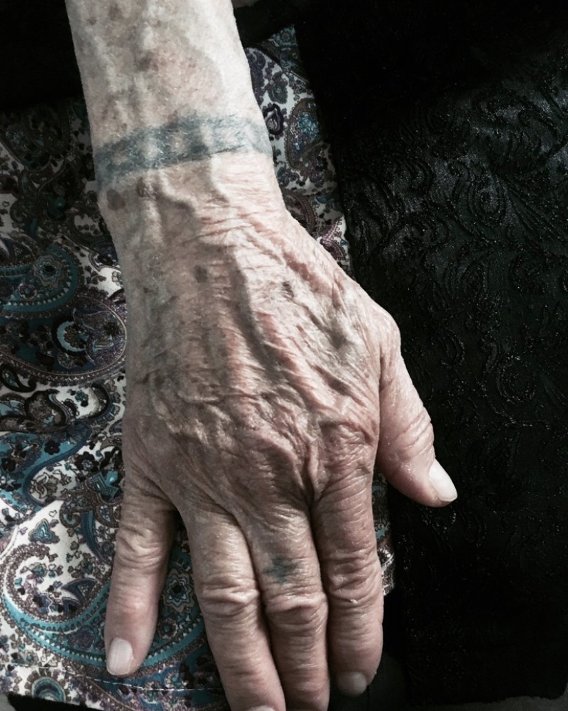 Así es como cambia un tatuaje a lo largo de más de cuarenta años