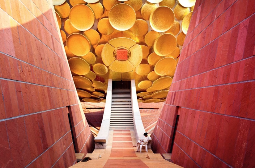 Auroville es una ciudad donde no hay política, religión ni diferencias nacionales. Auroville es una ciudad donde no hay política, religión ni diferencias nacionales.