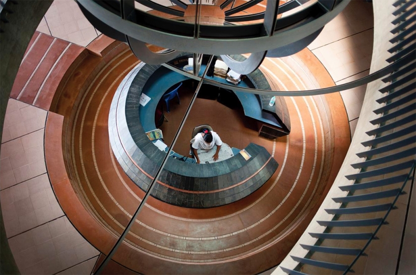 Auroville es una ciudad donde no hay política, religión ni diferencias nacionales. Auroville es una ciudad donde no hay política, religión ni diferencias nacionales.