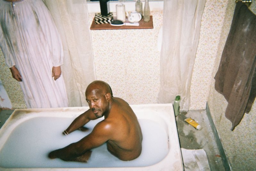 Baños de leche bajo la supervisión de la abuela. Quiénes son estas personas y por qué están haciendo esto?