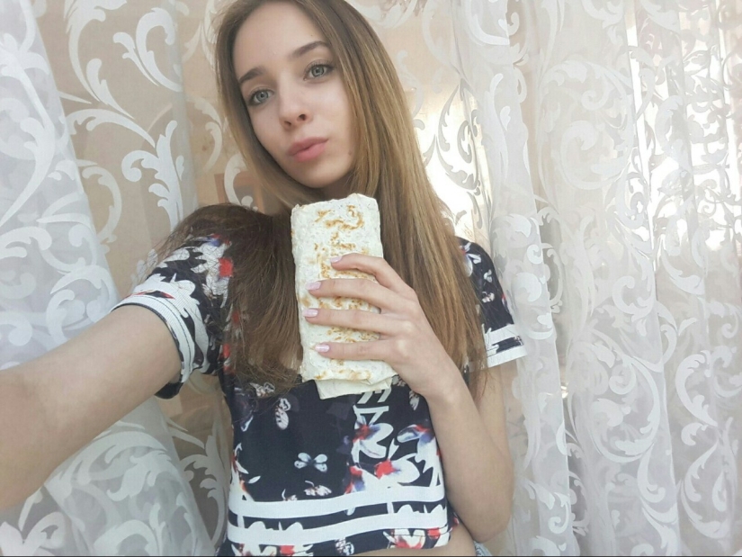 Beautiful girls and shawarma: what could be more beautiful?