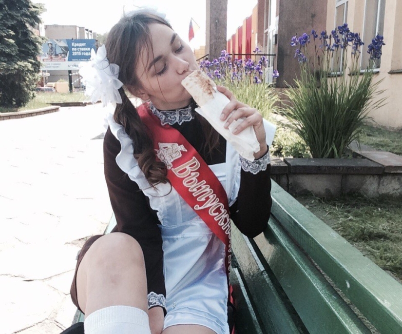 Beautiful girls and shawarma: what could be more beautiful?