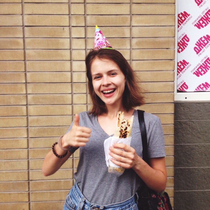 Beautiful girls and shawarma: what could be more beautiful?