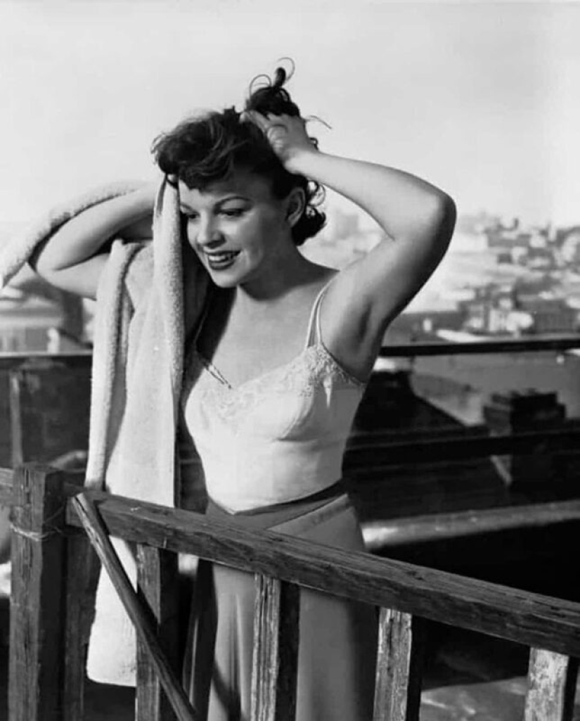 Beauty (and handsome) in towels: 9 vintage photographs of stars after the shower