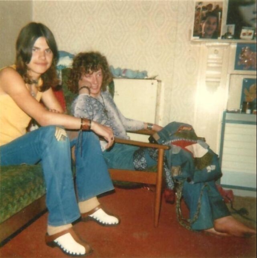 Bell-bottoms: the peak of fashion of the 70s and the symbol of the decade
