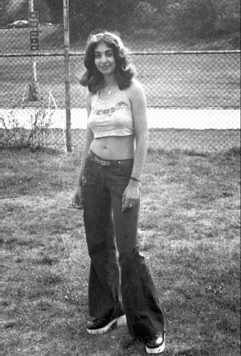 Bell-bottoms: the peak of fashion of the 70s and the symbol of the decade