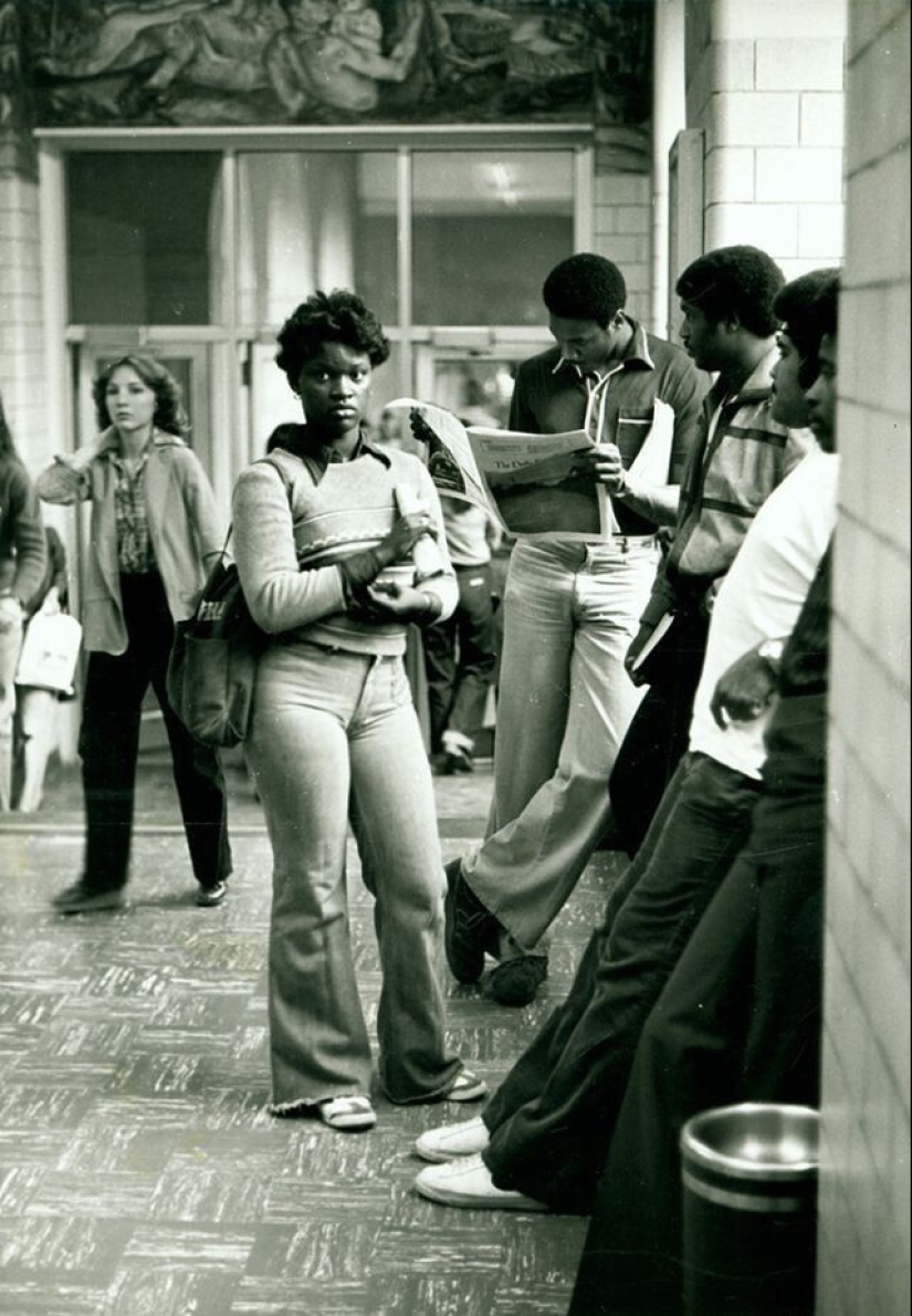Bell-bottoms: the peak of fashion of the 70s and the symbol of the decade