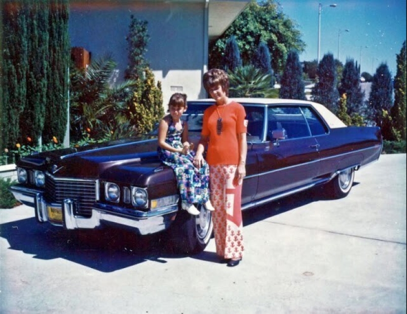 Bell-bottoms: the peak of fashion of the 70s and the symbol of the decade