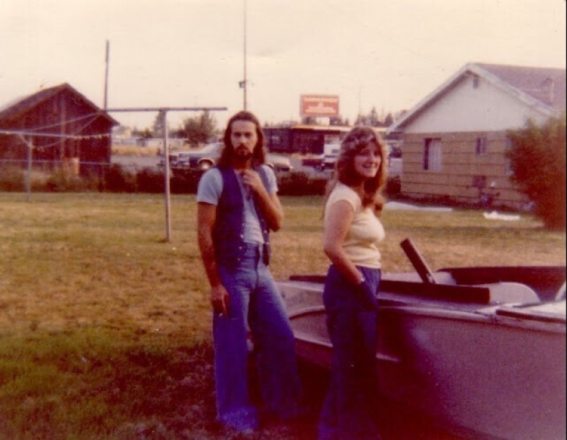 Bell-bottoms: the peak of fashion of the 70s and the symbol of the decade