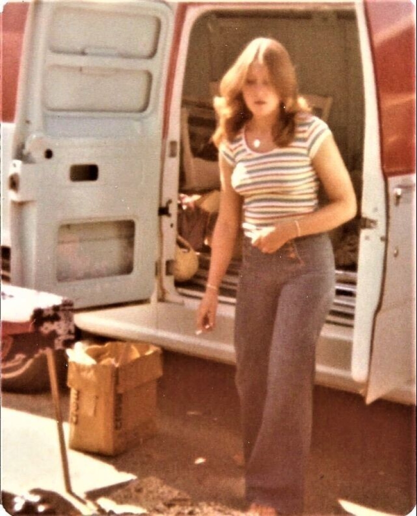 Bell-bottoms: the peak of fashion of the 70s and the symbol of the decade